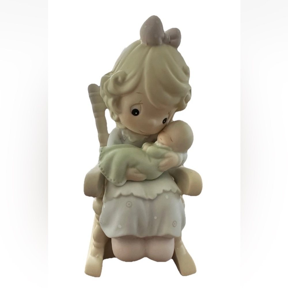 Precious Moments “Love Never Leaves A Mother’s Arms” Figurine #523941